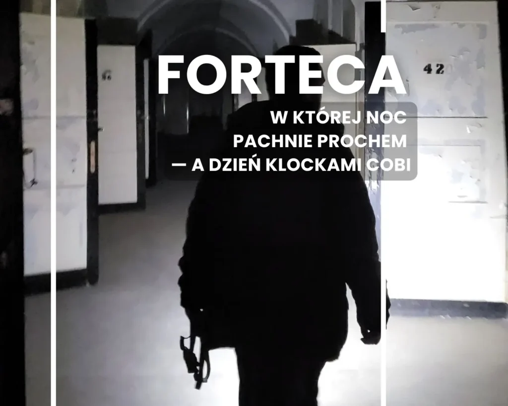 Z nocnego zwiedzania fortecy i sylwetką osoby w ciemnym korytarzu.