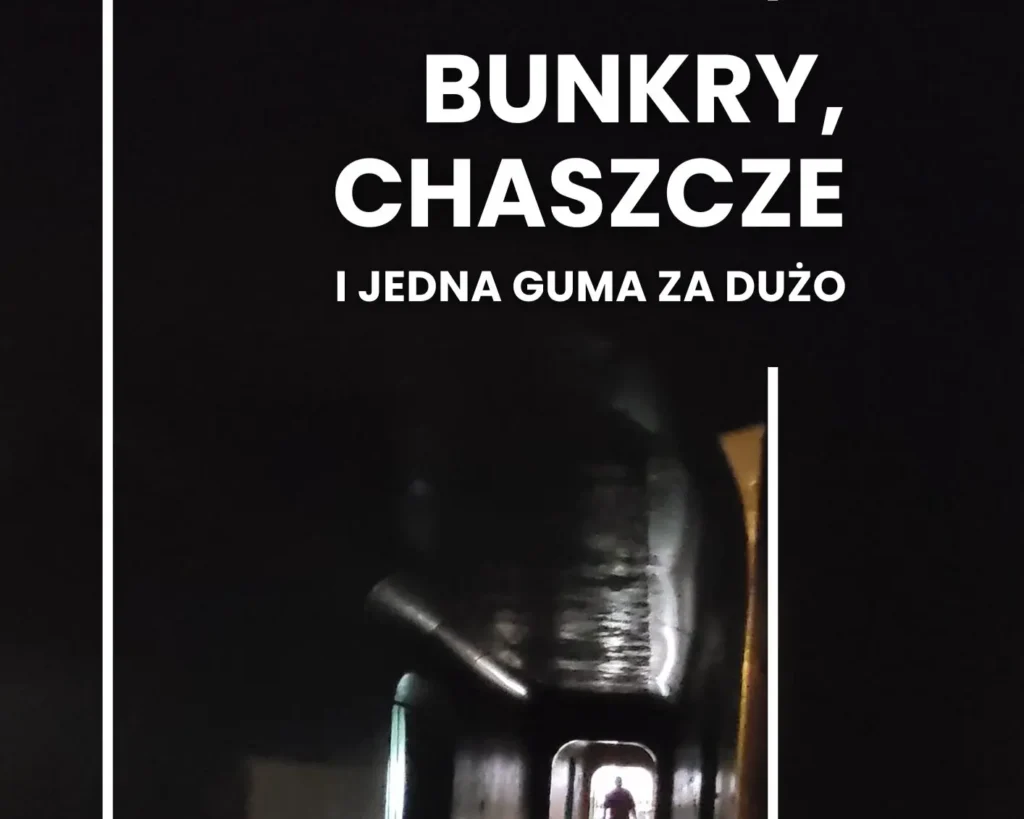Ciemny korytarz bunkrów w Mamerkach podczas zwiedzania