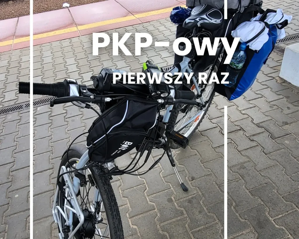 Rower z sakwami na peronie podczas pierwszej podróży pociągiem