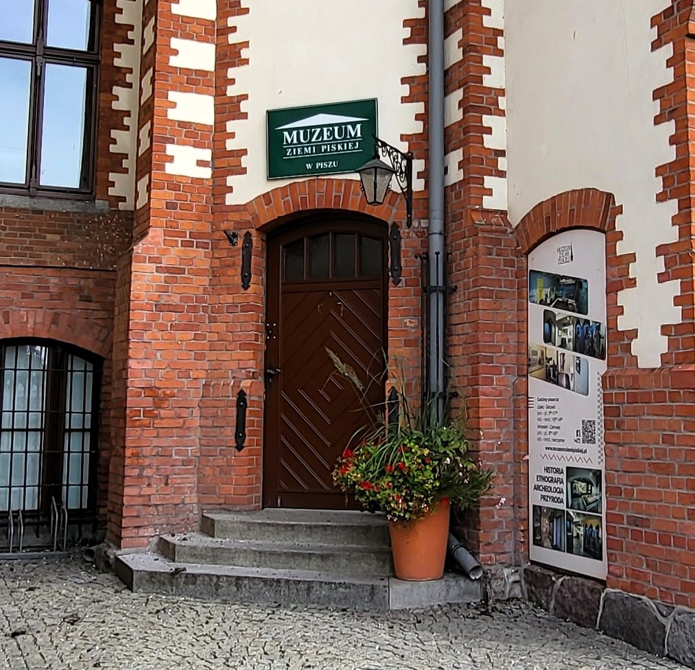 Startuj w Piszu - wejście do Muzeum Ziemi Piskiej w Piszu